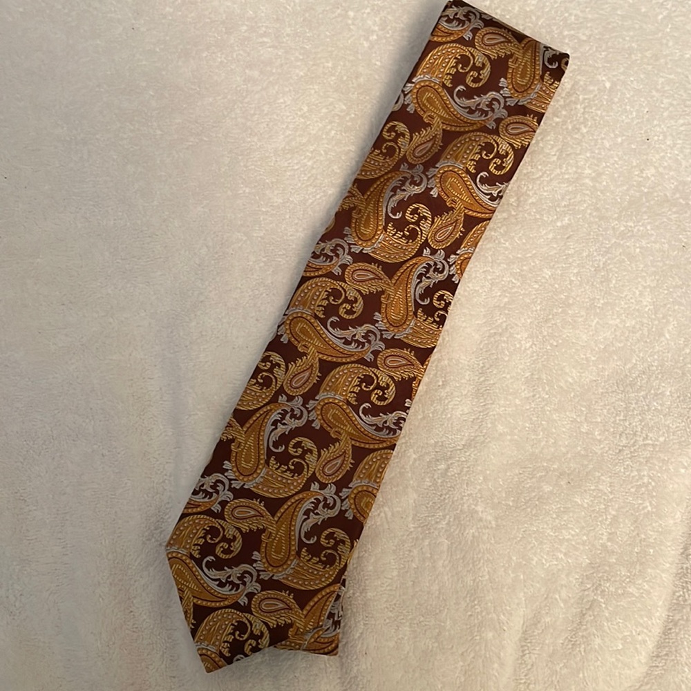 Joseph Abboud mens 100 percent silk tie. Made in Italy.